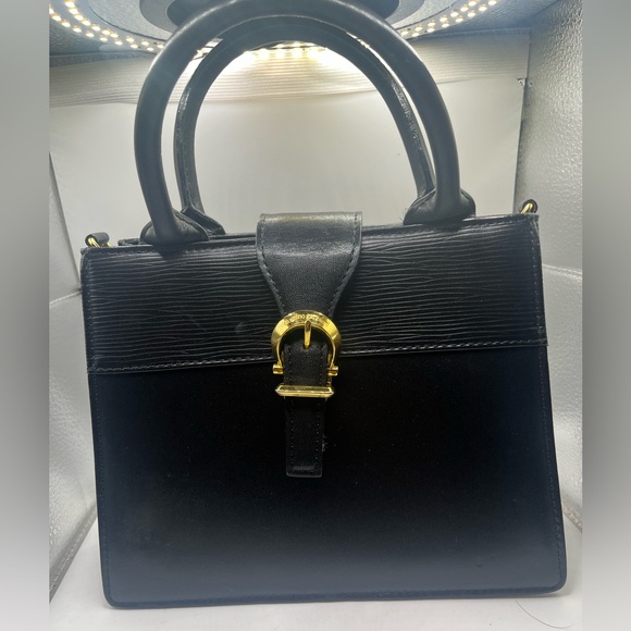 Valentino Garavani Handbags - Valentino Garavani Black Leather handbag. Vintage